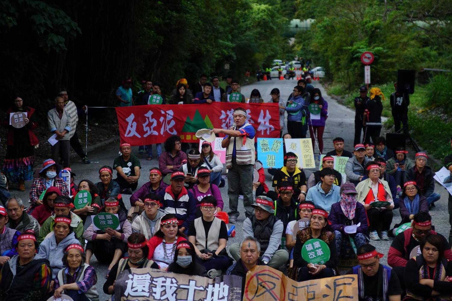 反亞泥還我土地自救會會長田正明表示,他們多次向政府表明守護環境的意志及捍衛原住民耕地,卻始終看不到政府出面處理亞泥問題,逼得他們封路抗議,他強調這次抗議絕對不只1天,如果政府還是沒有給出合理回應,不排除無期限封路。 圖 : 翻攝自反亞泥還我土地自救會 反亞泥還我土地自救會會長田正明表示,他們多次向政府表明守護環境的意志及捍衛原住民耕地,卻始終看不到政府出面處理亞泥問題,逼得他們封路抗議,他強調這次抗議絕對不只1天,如果政府還是沒有給出合理回應,不排除無期限封路。 圖 : 翻攝自反亞泥還我土地自救會