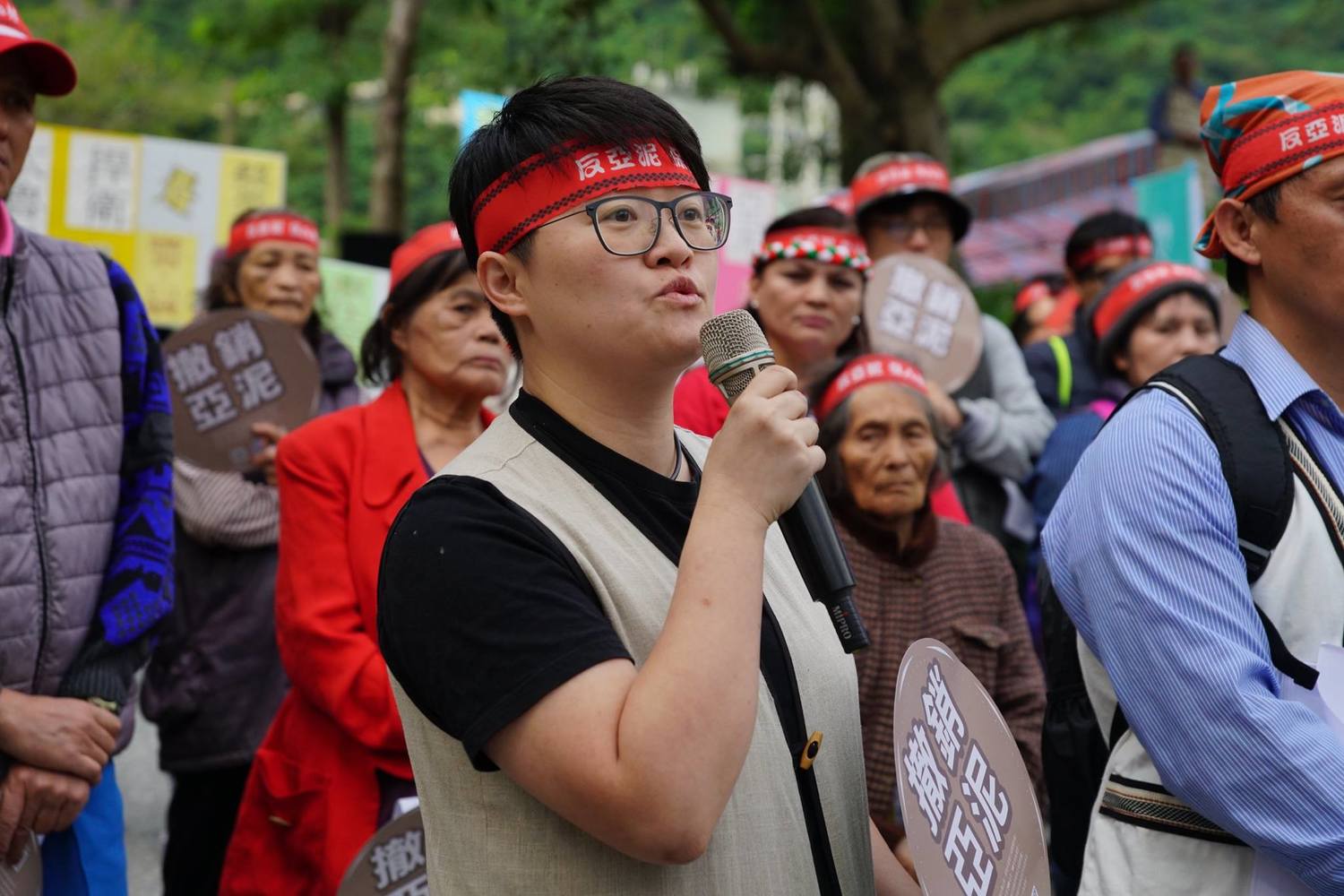 地球公民基金會專員黃靖庭說,亞泥開採40年,期間從未進行環評,也沒有告知當地居民。監察院公布的亞泥礦業權展限案調查報告中,指出該案中環境敏感區、行政裁量權、現行礦業法的不妥適,明顯存有疑慮。 圖 : 翻攝自反亞泥還我土地自救會 地球公民基金會專員黃靖庭說,亞泥開採40年,期間從未進行環評,也沒有告知當地居民。監察院公布的亞泥礦業權展限案調查報告中,指出該案中環境敏感區、行政裁量權、現行礦業法的不妥適,明顯存有疑慮。 圖 : 翻攝自反亞泥還我土地自救會