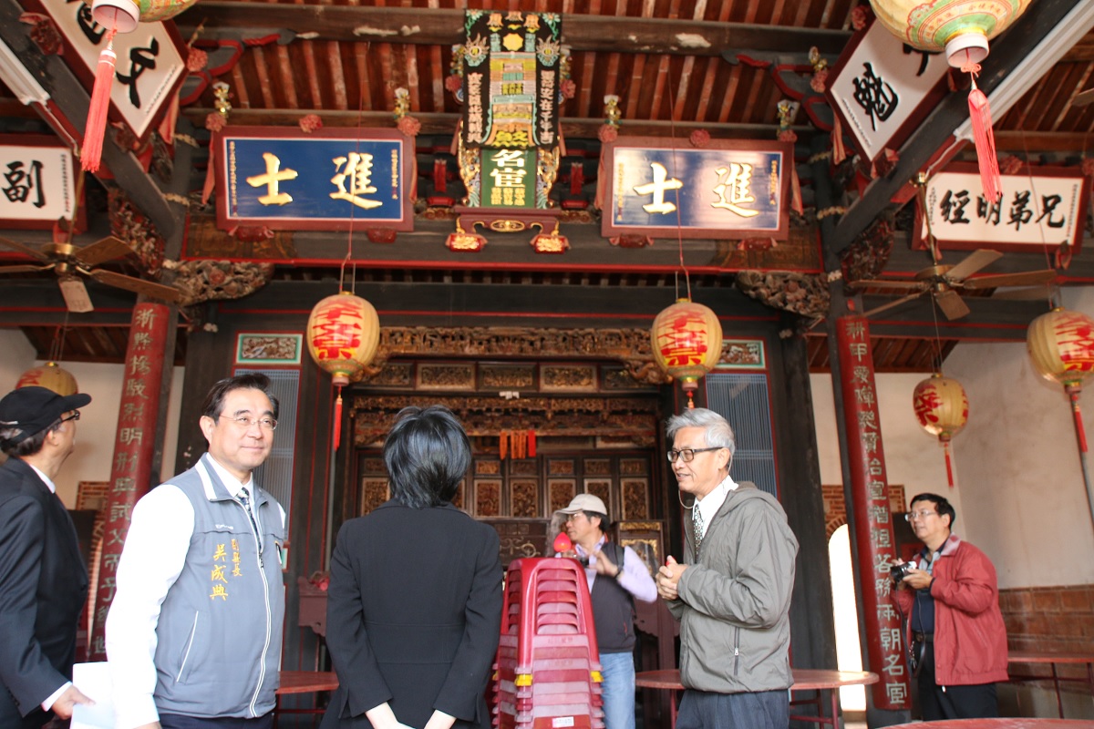 文化部長鄭麗君(中)、金門縣副縣長吳成典(左)參觀蔡氏祠堂,由瓊林蔡氏十七郎公裔孫宗親會蔡是民董事長(右)陪同講解。 圖 : 文化部/提供 文化部長鄭麗君(中)、金門縣副縣長吳成典(左)參觀蔡氏祠堂,由瓊林蔡氏十七郎公裔孫宗親會蔡是民董事長(右)陪同講解。 圖 : 文化部/提供