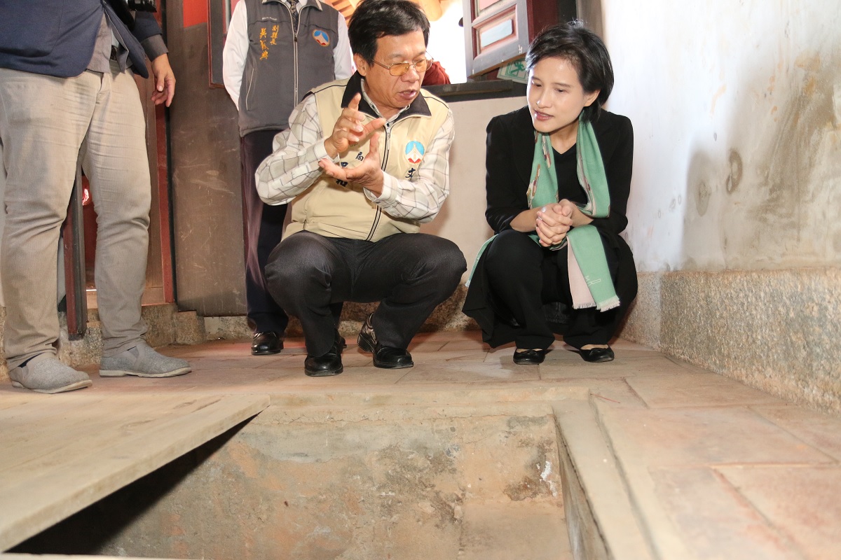 文化部長鄭麗君與瓊林蔡氏十七郎公裔孫宗親會蔡是民董事長參訪怡穀堂 圖 : 文化部/提供 文化部長鄭麗君與瓊林蔡氏十七郎公裔孫宗親會蔡是民董事長參訪怡穀堂 圖 : 文化部/提供