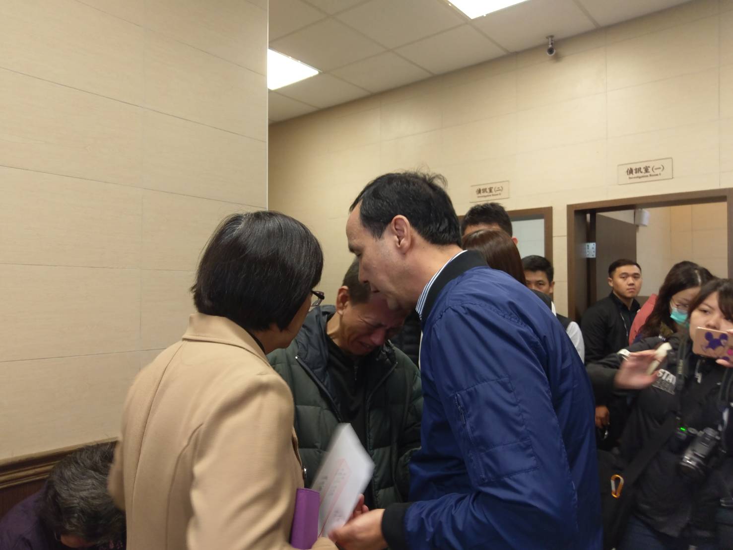 中和區興南路公寓縱火案發後,朱立倫及侯友宜迅速趕赴醫院慰問受害者及家屬。 中和區興南路公寓縱火案發後,朱立倫及侯友宜迅速趕赴醫院慰問受害者及家屬。