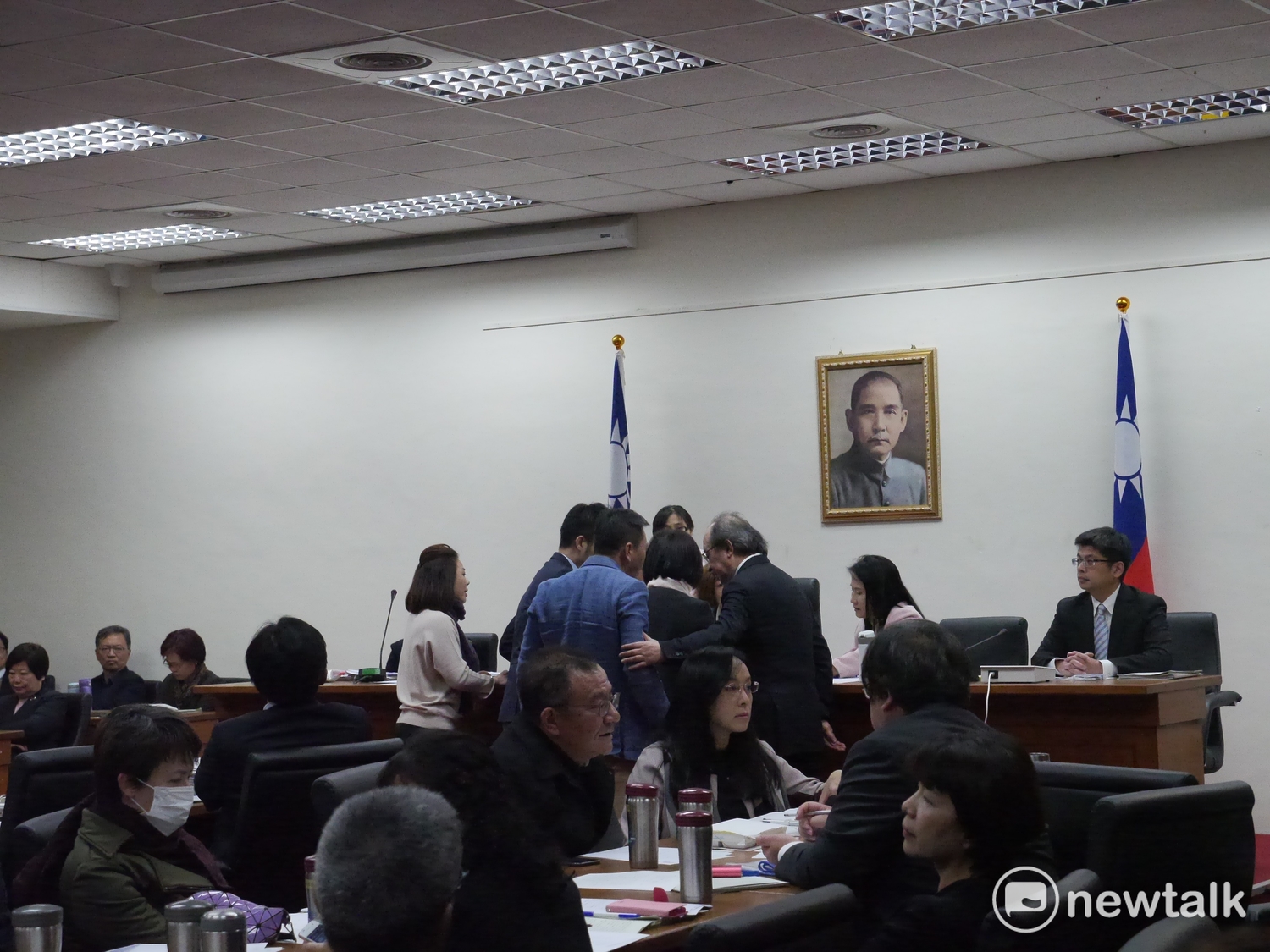 立法院衛環、經濟委員會今(23)日聯席審查勞基法修正案,下午處理程序提案時,國民黨提案要求逐條討論時不應限制立委發言,表決最後意外以10比9通過提案,民進黨打算提出重付表決,被國民黨團團包圍。 圖:黃韋銓/攝 立法院衛環、經濟委員會今(23)日聯席審查勞基法修正案,下午處理程序提案時,國民黨提案要求逐條討論時不應限制立委發言,表決最後意外以10比9通過提案,民進黨打算提出重付表決,被國民黨團團包圍。 圖:黃韋銓/攝