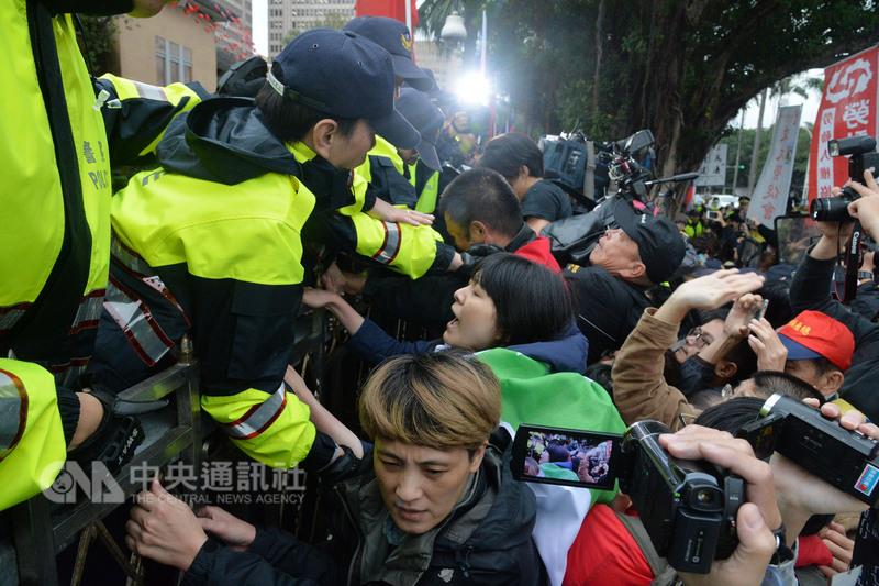 勞團反對勞基法修法23日至立法院抗議,下午不滿進入逐條審查,第三度衝到立法院大門,與警方發生衝突。 圖 : 中央社 勞團反對勞基法修法23日至立法院抗議,下午不滿進入逐條審查,第三度衝到立法院大門,與警方發生衝突。 圖 : 中央社