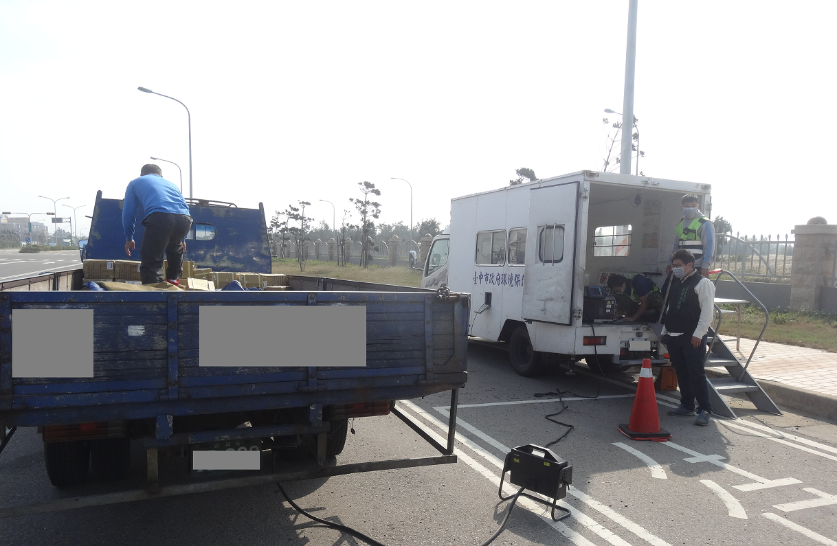 環保局攔檢柴油車。 圖:環保局/提供 環保局攔檢柴油車。 圖:環保局/提供