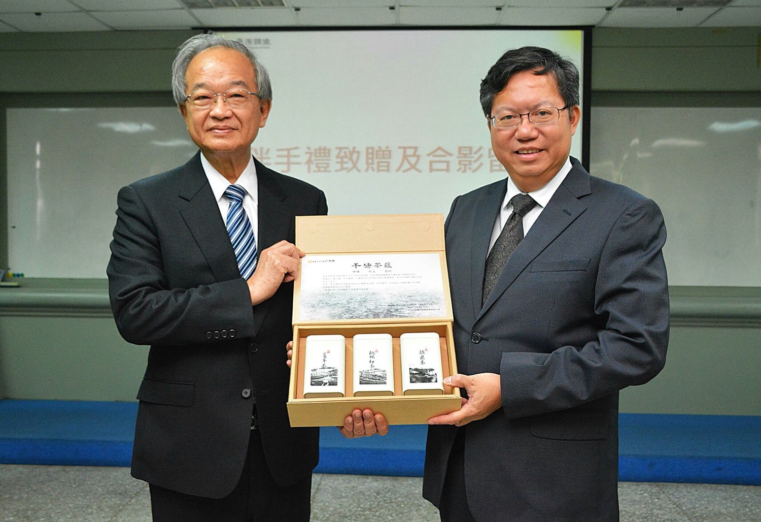 鄭文燦今參訪春源鋼鐵工業股份有限公司,認為政府取與企業應多溝通。 鄭文燦今參訪春源鋼鐵工業股份有限公司,認為政府取與企業應多溝通。