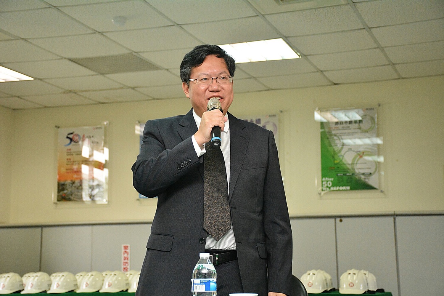 鄭文燦今參訪春源鋼鐵工業股份有限公司,認為政府取與企業應多溝通。 鄭文燦今參訪春源鋼鐵工業股份有限公司,認為政府取與企業應多溝通。