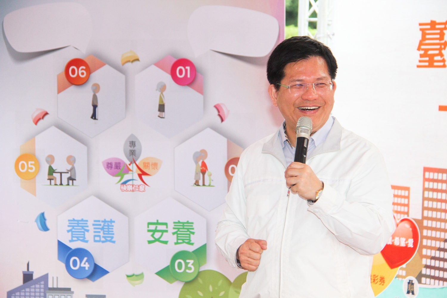 林佳龍說,多年前曾到訪仁愛之家,認為此處空間良好,但住的人很少、且似乎也與外界隔離,當時心裡就有個夢想盼打造此處成為托老養生的好地方,目前不僅規劃打造新的多功能大樓,更整建活化舊建築,要讓仁愛之家充滿幸福氣氛,真正使台中市成為宜居城市。 圖:台中市政府/提供 林佳龍說,多年前曾到訪仁愛之家,認為此處空間良好,但住的人很少、且似乎也與外界隔離,當時心裡就有個夢想盼打造此處成為托老養生的好地方,目前不僅規劃打造新的多功能大樓,更整建活化舊建築,要讓仁愛之家充滿幸福氣氛,真正使台中市成為宜居城市。 圖:台中市政府/提供