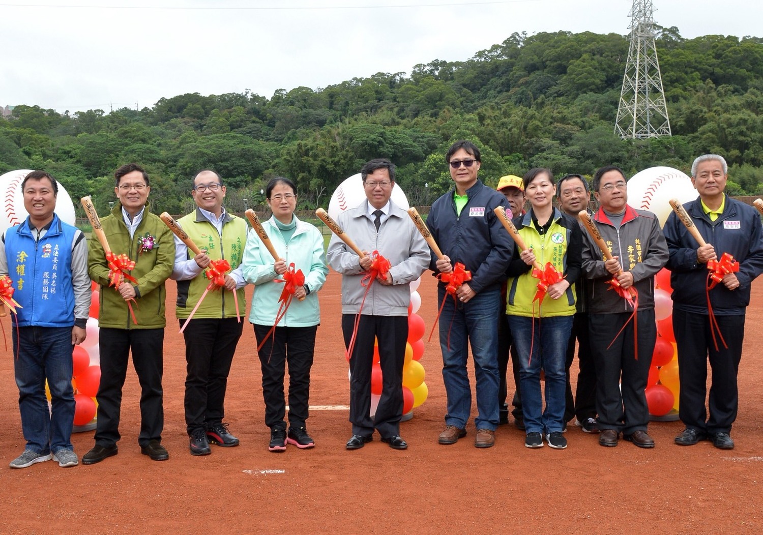 楊梅區棒壘球場原屬國小用地,但因無使用計畫而閒置,因此協調教育局將土地交予體育局規劃為棒壘球場。 楊梅區棒壘球場原屬國小用地,但因無使用計畫而閒置,因此協調教育局將土地交予體育局規劃為棒壘球場。