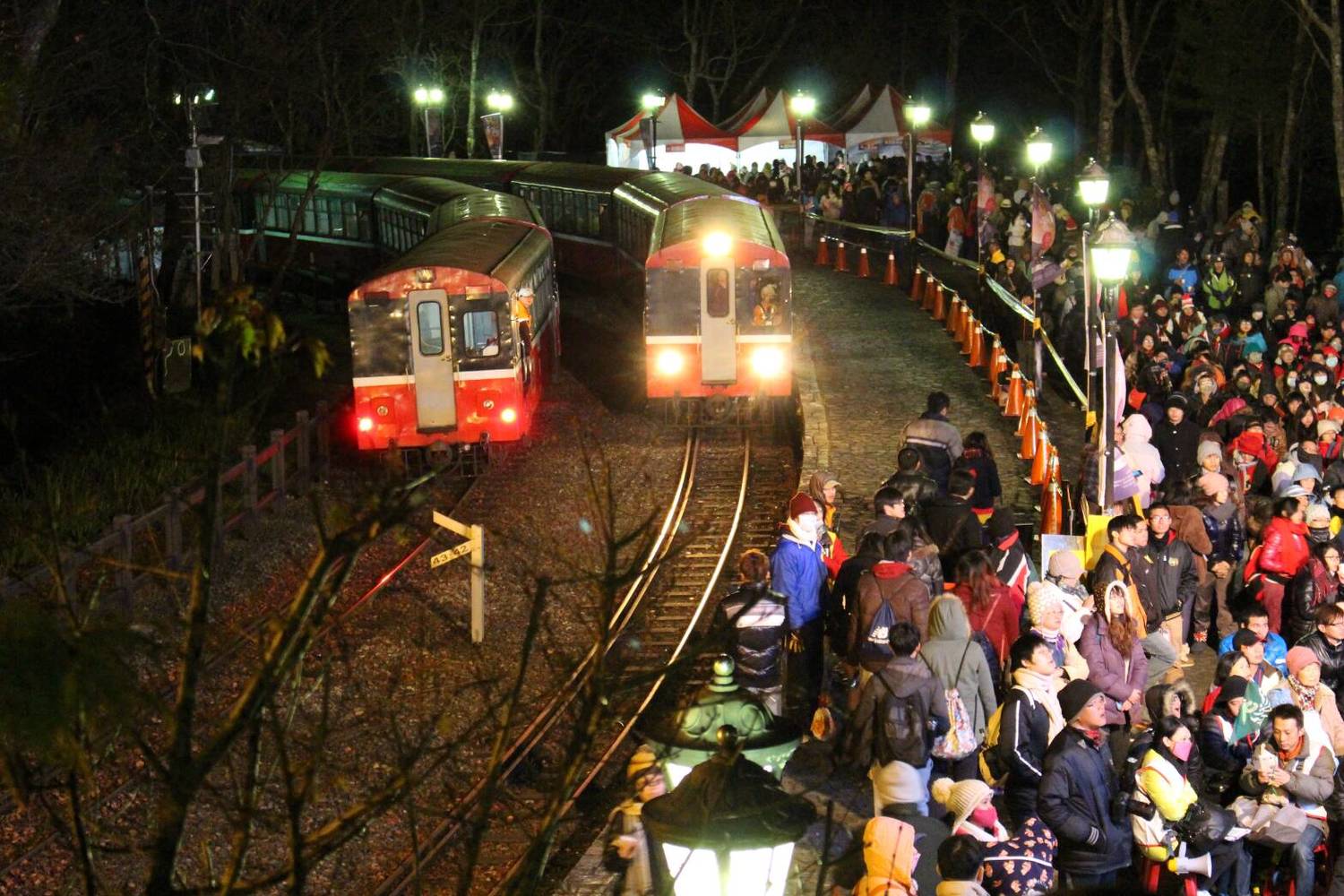 每年阿里山總擠滿跨年與看日出的人潮。 圖:台鐵提供 每年阿里山總擠滿跨年與看日出的人潮。 圖:台鐵提供