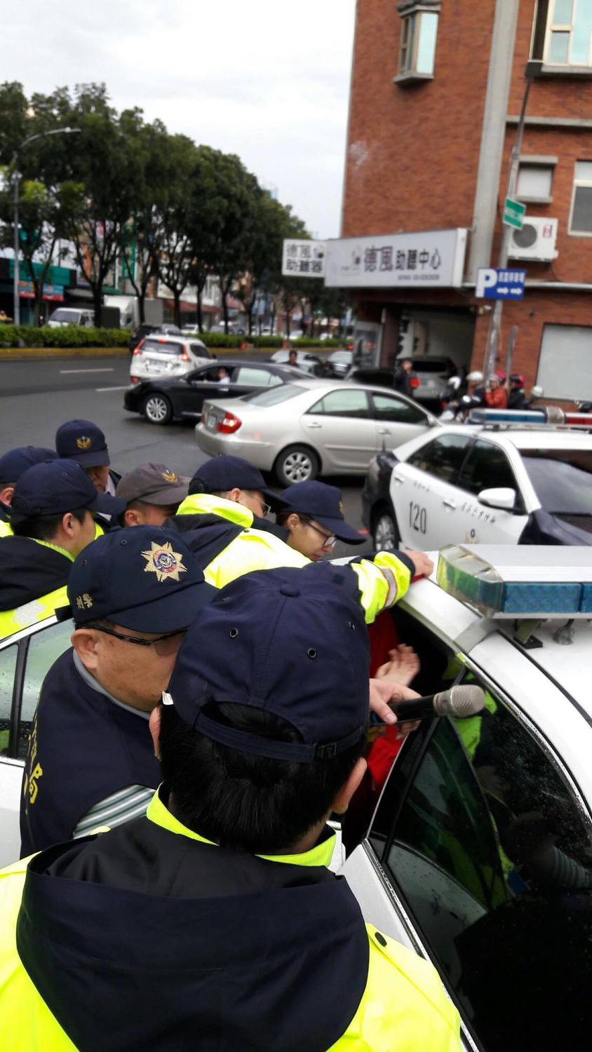 目前,包括竹縣產總理事長詹素貞、桃市產總秘書長葉瑾瑜、普來利工會理事長彭宏達、桃市產總秘書吳嘉浤、桃市產總顧問姚光祖五人,已遭警方拘捕。 圖:桃市產總/提供 目前,包括竹縣產總理事長詹素貞、桃市產總秘書長葉瑾瑜、普來利工會理事長彭宏達、桃市產總秘書吳嘉浤、桃市產總顧問姚光祖五人,已遭警方拘捕。 圖:桃市產總/提供