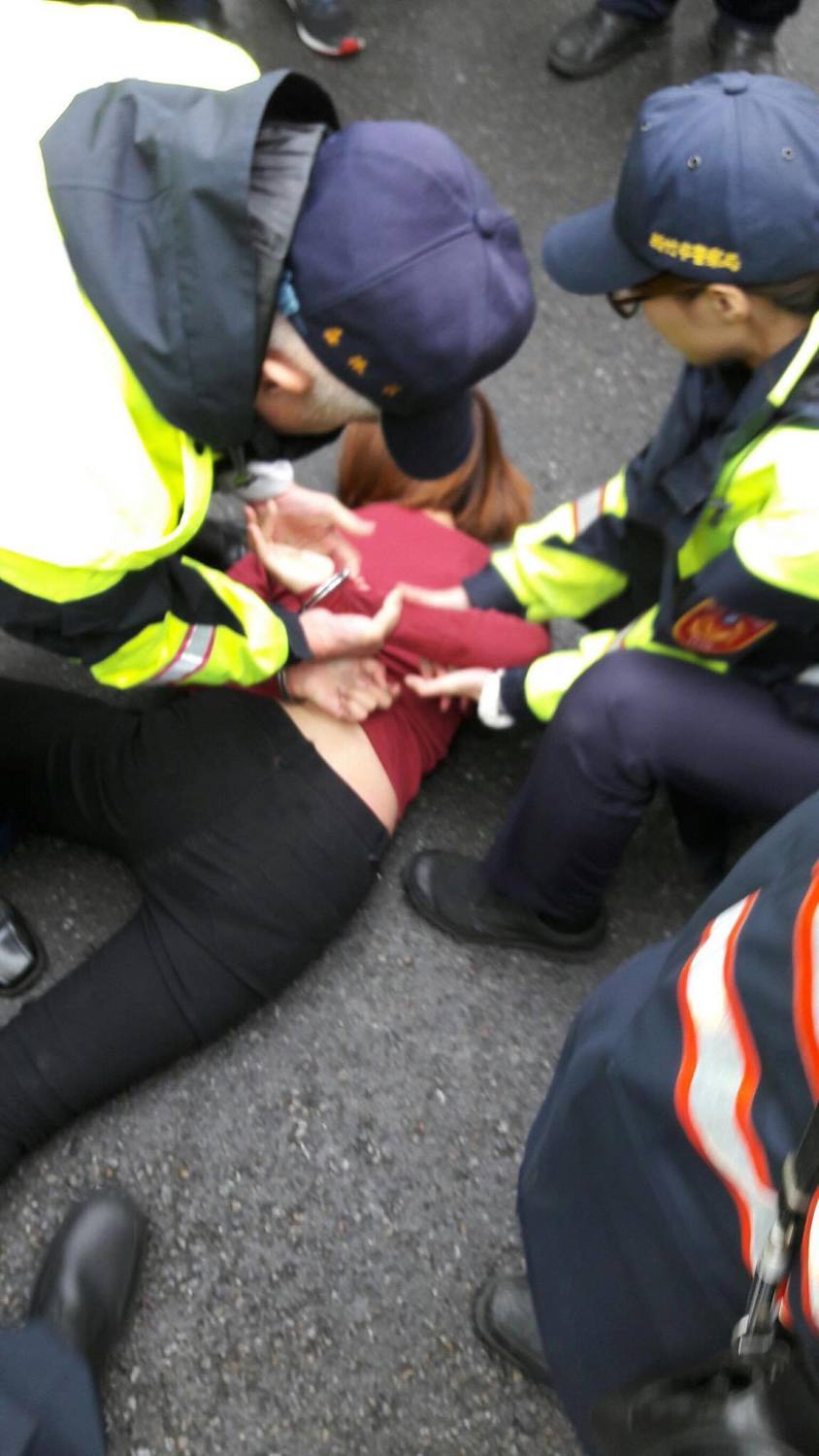 罷工現場遭到警方逮捕。 圖:桃市產總/提供 罷工現場遭到警方逮捕。 圖:桃市產總/提供
