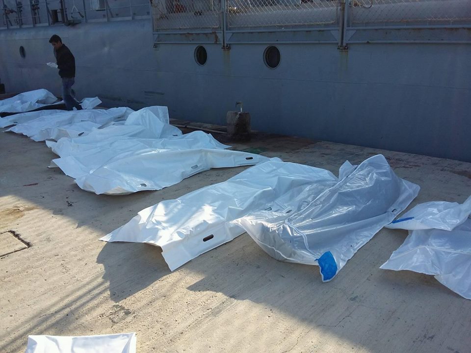 利比亞海岸防衛隊展開救援行動,但仍不幸在其中一艘移民船上發現31具屍體。 翻攝自:The Libya Observer. 利比亞海岸防衛隊展開救援行動,但仍不幸在其中一艘移民船上發現31具屍體。 翻攝自:The Libya Observer.