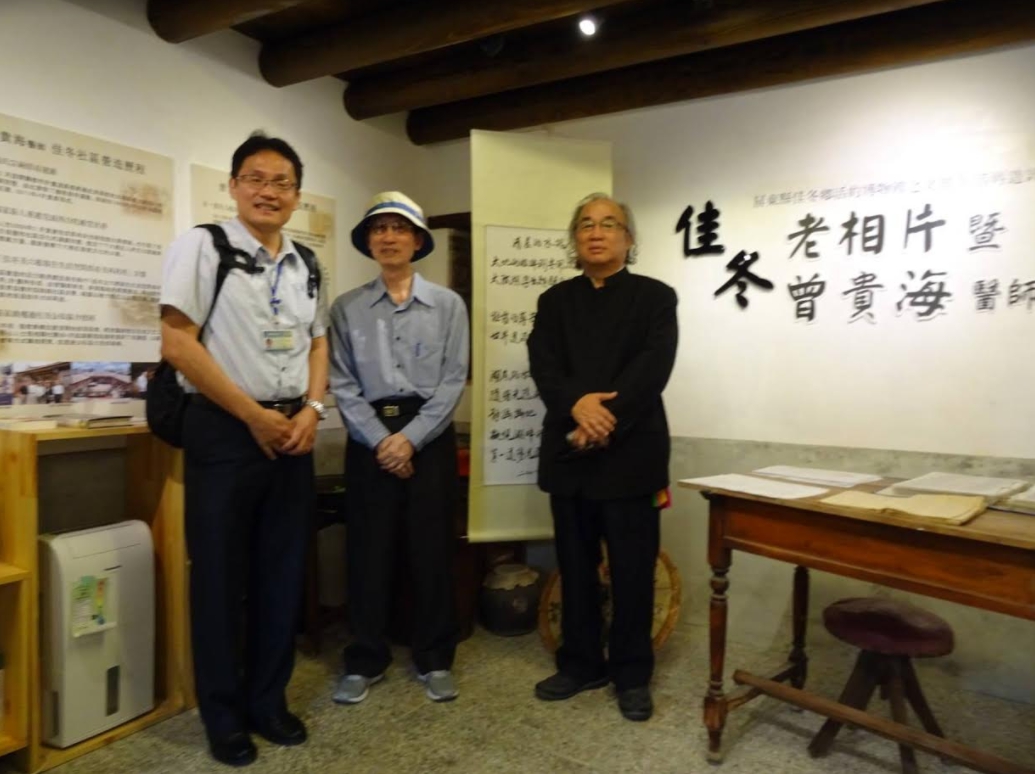 佳冬張家商樓的醫師曾貴海(右二)回顧展。 圖:屏東縣政府/提供 佳冬張家商樓的醫師曾貴海(右二)回顧展。 圖:屏東縣政府/提供