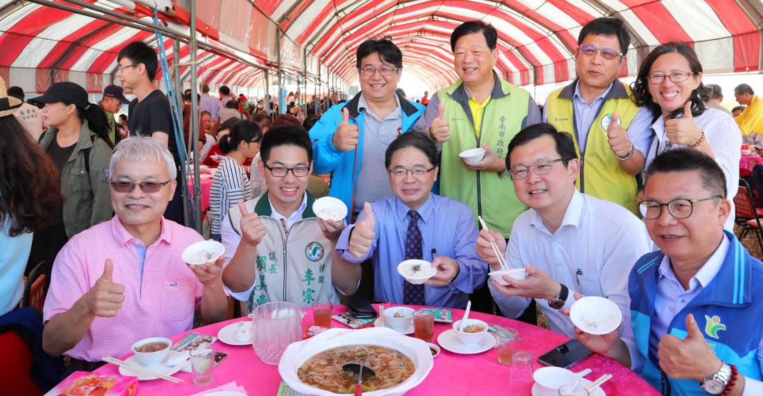 田間辦桌更有許多貴賓與會,一同品嘗在地佳餚。 圖:台南市政府 田間辦桌更有許多貴賓與會,一同品嘗在地佳餚。 圖:台南市政府