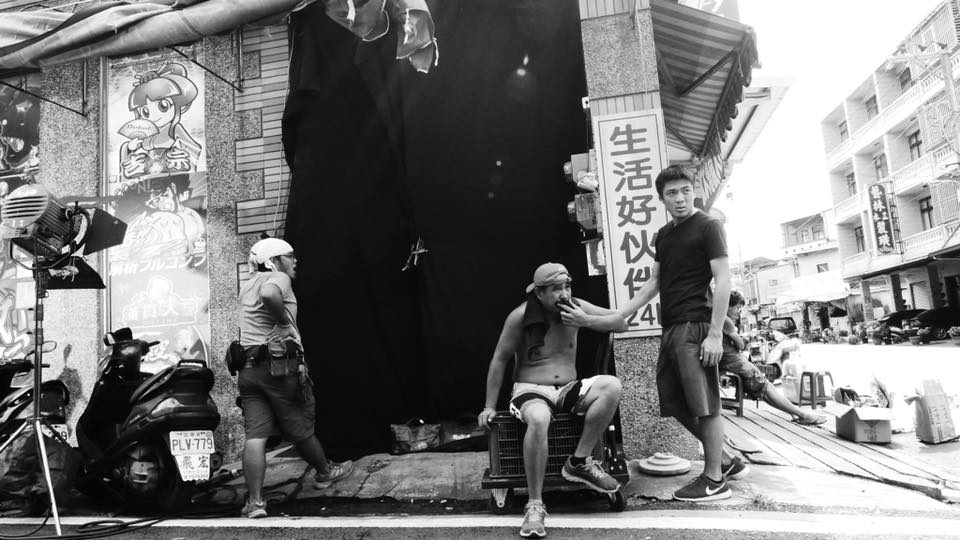 大佛普拉斯拍片現場 ,肚財正在電動玩具店內撿回收品。 圖:甲上娛樂提供 大佛普拉斯拍片現場 ,肚財正在電動玩具店內撿回收品。 圖:甲上娛樂提供