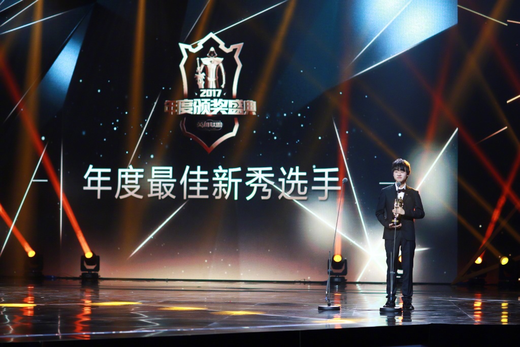 年度最佳新秀選手:RNG 輔助 Ming。 圖:翻攝自 英雄聯盟 官方微博 年度最佳新秀選手:RNG 輔助 Ming。 圖:翻攝自 英雄聯盟 官方微博