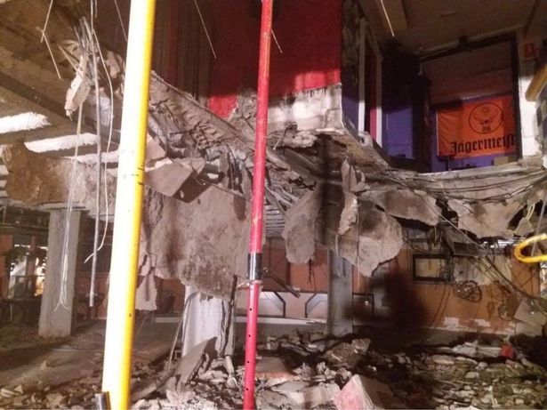 西班牙田尼利夫島的1間夜店「蝴蝶迪斯可俱樂部」,26 日清晨發生樓地板坍塌意外,造成40人受傷。 圖:翻攝KarmaCopz推特/田尼利夫消防隊圖片 西班牙田尼利夫島的1間夜店「蝴蝶迪斯可俱樂部」,26 日清晨發生樓地板坍塌意外,造成40人受傷。 圖:翻攝KarmaCopz推特/田尼利夫消防隊圖片