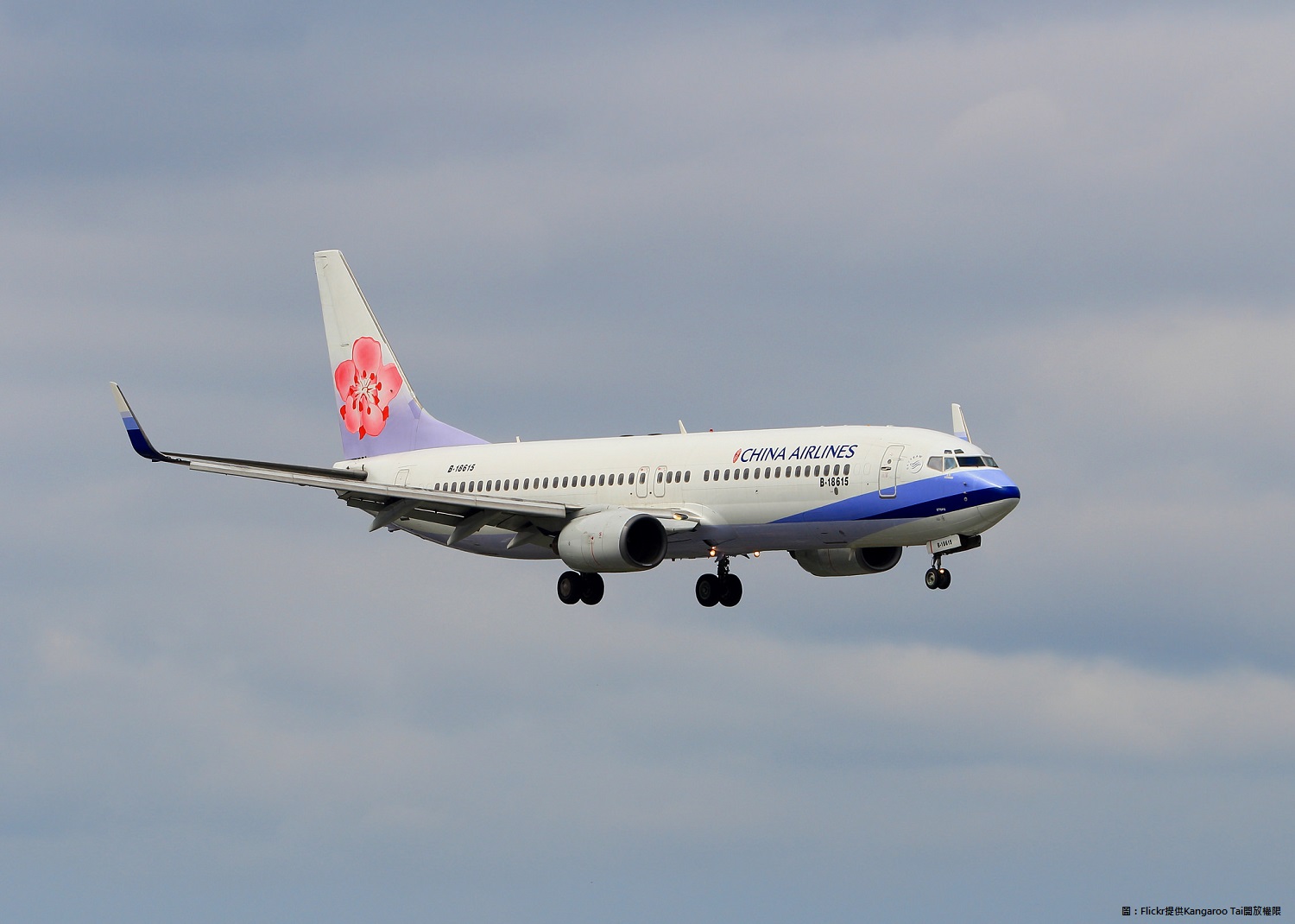 巴黎飛往台北首航航班於今(17)日上午8:15抵達桃園機場,這條新航線由法航執飛,每周飛航3班,是華航、法航首次共掛班號,串聯台法兩地樞紐機場,拉近台法距離。 巴黎飛往台北首航航班於今(17)日上午8:15抵達桃園機場,這條新航線由法航執飛,每周飛航3班,是華航、法航首次共掛班號,串聯台法兩地樞紐機場,拉近台法距離。