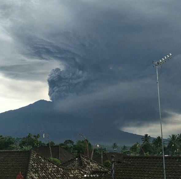 火山爆發後產生巨大的火山灰佈滿整個天空,相當驚人。 圖:翻攝印尼國家災害應變總署 IG 火山爆發後產生巨大的火山灰佈滿整個天空,相當驚人。 圖:翻攝印尼國家災害應變總署 IG