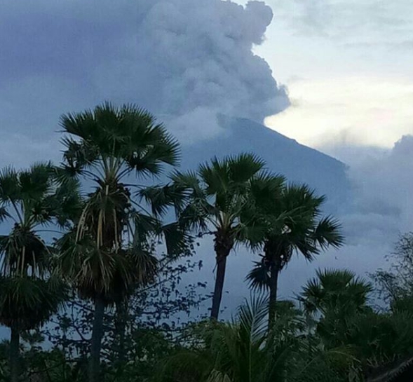 印尼國家災害應變總署表示,灰煙和零星微弱轟隆聲火山12公里外都聽得到。夜間觀察到火焰,顯示潛在噴發活動隨時可能發生。 圖:翻攝印尼國家災害應變總署 IG 印尼國家災害應變總署表示,灰煙和零星微弱轟隆聲火山12公里外都聽得到。夜間觀察到火焰,顯示潛在噴發活動隨時可能發生。 圖:翻攝印尼國家災害應變總署 IG