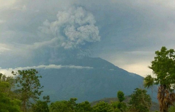 阿貢火山爆發後整個大氣都瀰漫著火山灰。 圖:翻攝印尼國家災害應變總署 IG 阿貢火山爆發後整個大氣都瀰漫著火山灰。 圖:翻攝印尼國家災害應變總署 IG