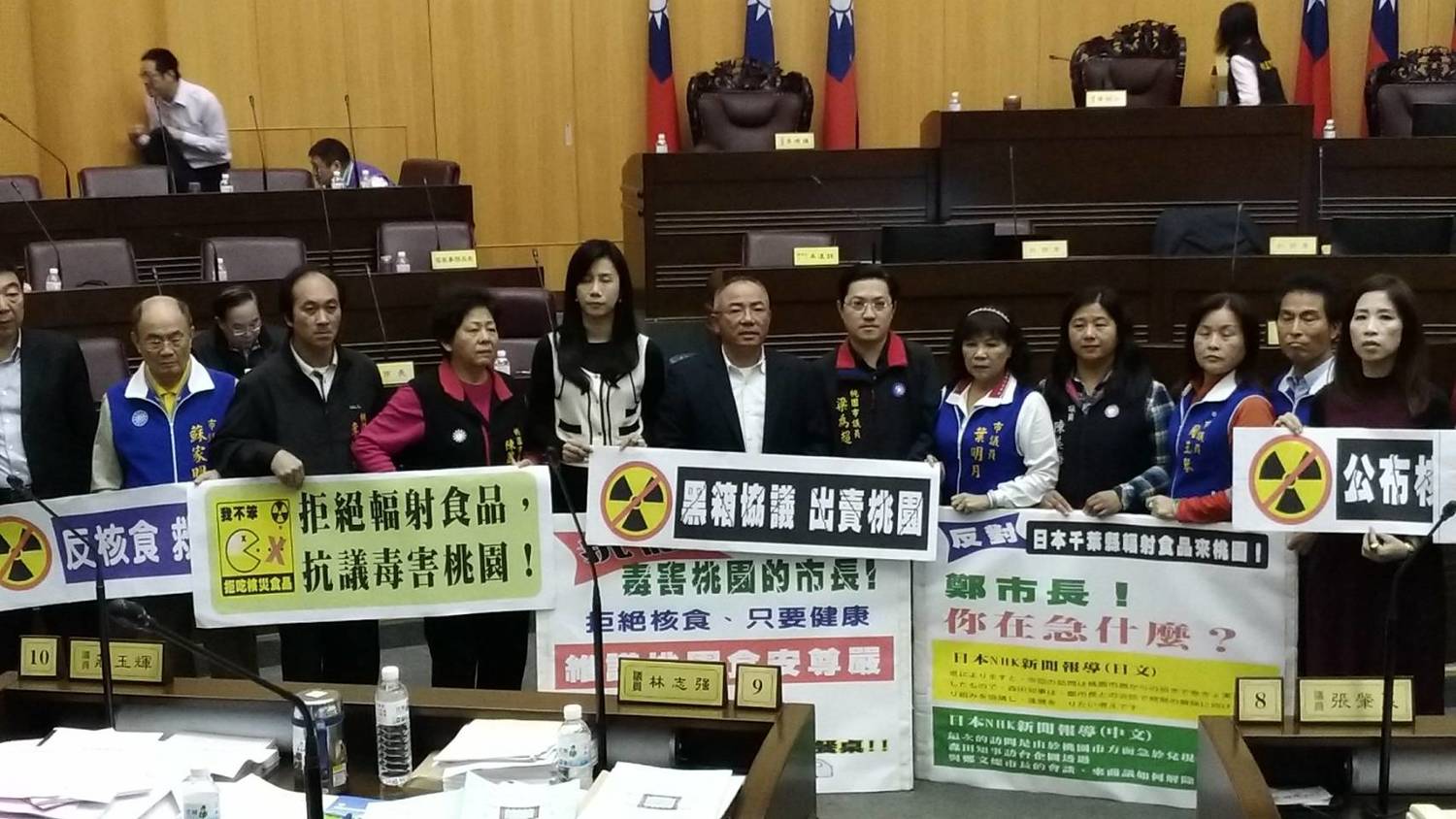 國民黨市議會黨團,27日以「抗議密室協商」、「抗議核食進入桃園」、「捍衛桃園人健康」的訴求批評鄭文燦質疑。 國民黨市議會黨團,27日以「抗議密室協商」、「抗議核食進入桃園」、「捍衛桃園人健康」的訴求批評鄭文燦質疑。