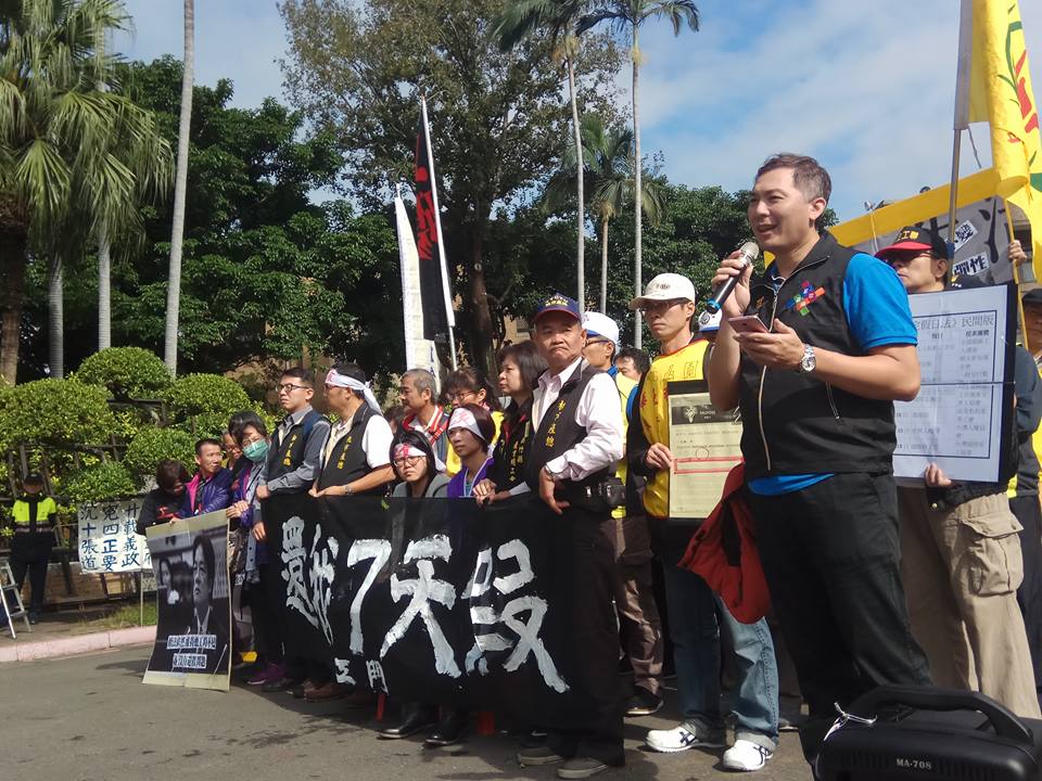 工鬥表示,他們9月時於公共政策網路參與平台發起,要求行政院制定《國定假日法》之連署,不只連署的6800名民眾,甚有更多社會大眾也不斷呼籲,政府既然要檢討一例一休,就該優先還七天假。 圖:取自2016工人鬥總統臉書(https://www.facebook.com/2016%E5%B7%A5%E4%BA%BA%E9%AC%A5%E7%B8%BD%E7%B5%B1-118794418476413/) 工鬥表示,他們9月時於公共政策網路參與平台發起,要求行政院制定《國定假日法》之連署,不只連署的6800名民眾,甚有更多社會大眾也不斷呼籲,政府既然要檢討一例一休,就該優先還七天假。 圖:取自2016工人鬥總統臉書(https://www.facebook.com/2016%E5%B7%A5%E4%BA%BA%E9%AC%A5%E7%B8%BD%E7%B5%B1-118794418476413/)