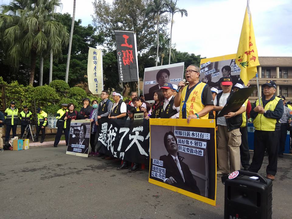賴揆「功德說」有再次被拿出來消遣,勞團表示,賴清德只會「講幹話」,竟把勞工付出的勞動力當成「做功德」。 圖:取自2016工人鬥總統臉書(https://www.facebook.com/2016%E5%B7%A5%E4%BA%BA%E9%AC%A5%E7%B8%BD%E7%B5%B1-118794418476413/) 賴揆「功德說」有再次被拿出來消遣,勞團表示,賴清德只會「講幹話」,竟把勞工付出的勞動力當成「做功德」。 圖:取自2016工人鬥總統臉書(https://www.facebook.com/2016%E5%B7%A5%E4%BA%BA%E9%AC%A5%E7%B8%BD%E7%B5%B1-118794418476413/)