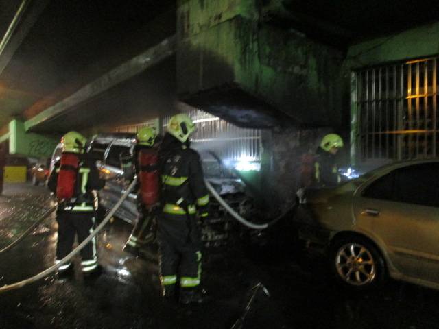 高雄市警消接報前往現場撲滅火勢,雖大火隨即撲滅,但也使一輛重機及小客車受到波及。 圖 : 高雄市消防局/提供 高雄市警消接報前往現場撲滅火勢,雖大火隨即撲滅,但也使一輛重機及小客車受到波及。 圖 : 高雄市消防局/提供