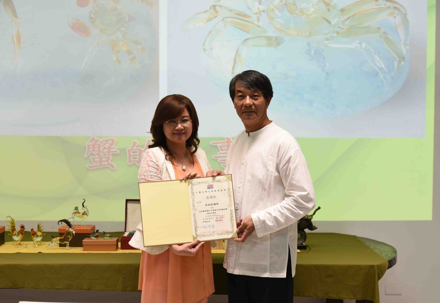 林沛珍理事長頒發感謝狀給藝術家張炳鈞。 林沛珍理事長頒發感謝狀給藝術家張炳鈞。