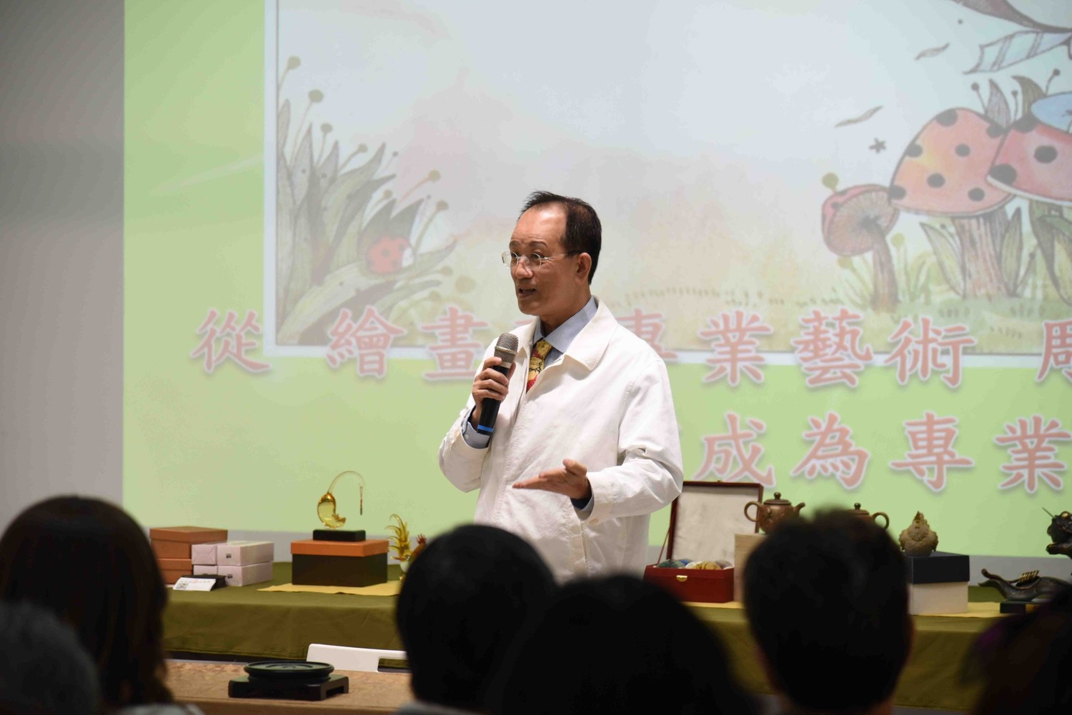林沛珍理事長頒發感謝狀給藝術家張炳鈞。 林沛珍理事長頒發感謝狀給藝術家張炳鈞。