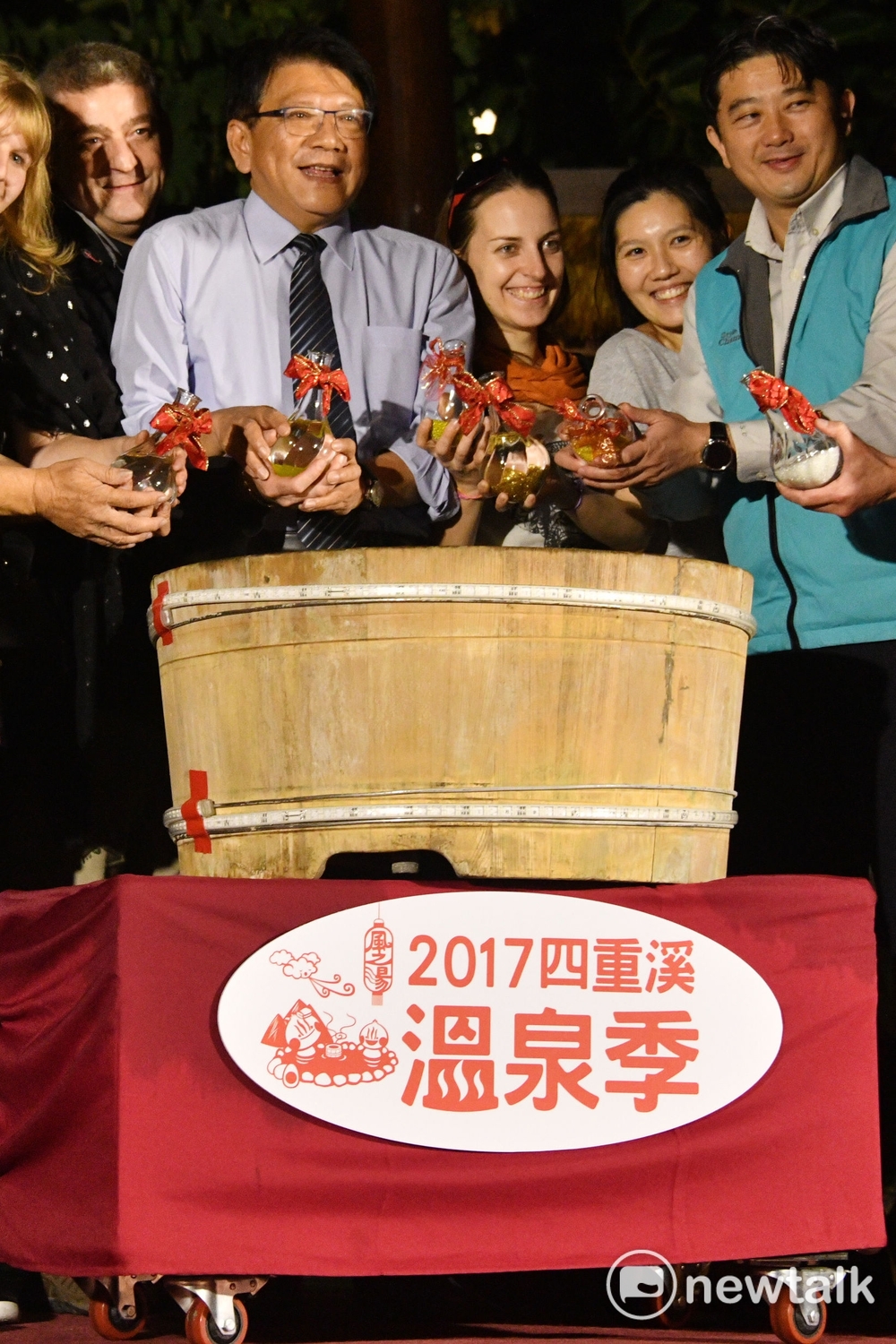 潘孟安知道屏東靠的是農業及觀光,縣內從山線原住民文化活動、琉璃吊橋到東港、墾丁、四重溪溫泉等遊憩都持續推動。 圖 : 溫希業/提供 潘孟安知道屏東靠的是農業及觀光,縣內從山線原住民文化活動、琉璃吊橋到東港、墾丁、四重溪溫泉等遊憩都持續推動。 圖 : 溫希業/提供