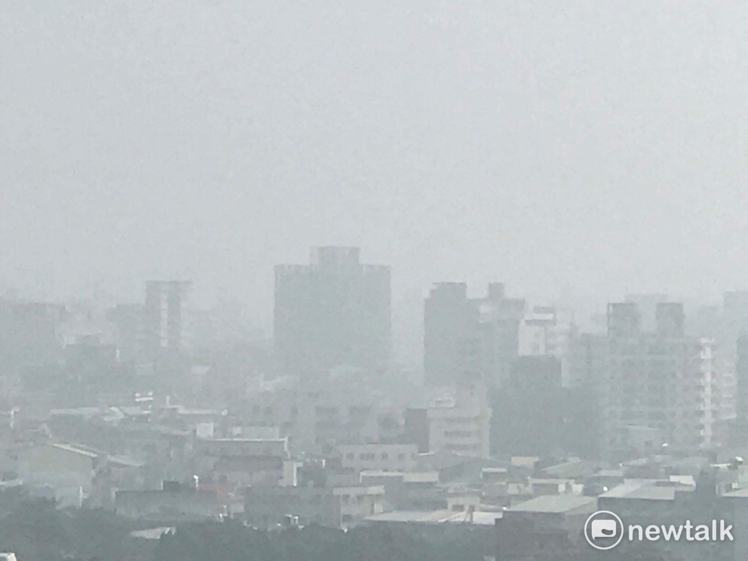 嚴重空汙擾民,台中市環保局今早也通知台電台中電廠降載。 圖:張美惠/攝影 嚴重空汙擾民,台中市環保局今早也通知台電台中電廠降載。 圖:張美惠/攝影