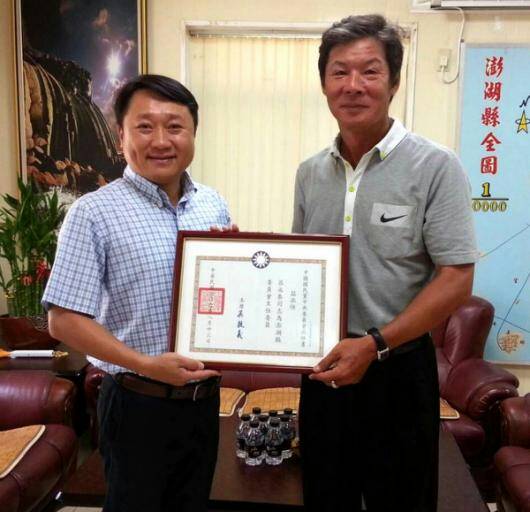 國民黨澎湖縣黨部主委呂永泰 (右) 也有意參選縣長寶座。 圖 : 翻攝自呂永泰臉書 國民黨澎湖縣黨部主委呂永泰 (右) 也有意參選縣長寶座。 圖 : 翻攝自呂永泰臉書