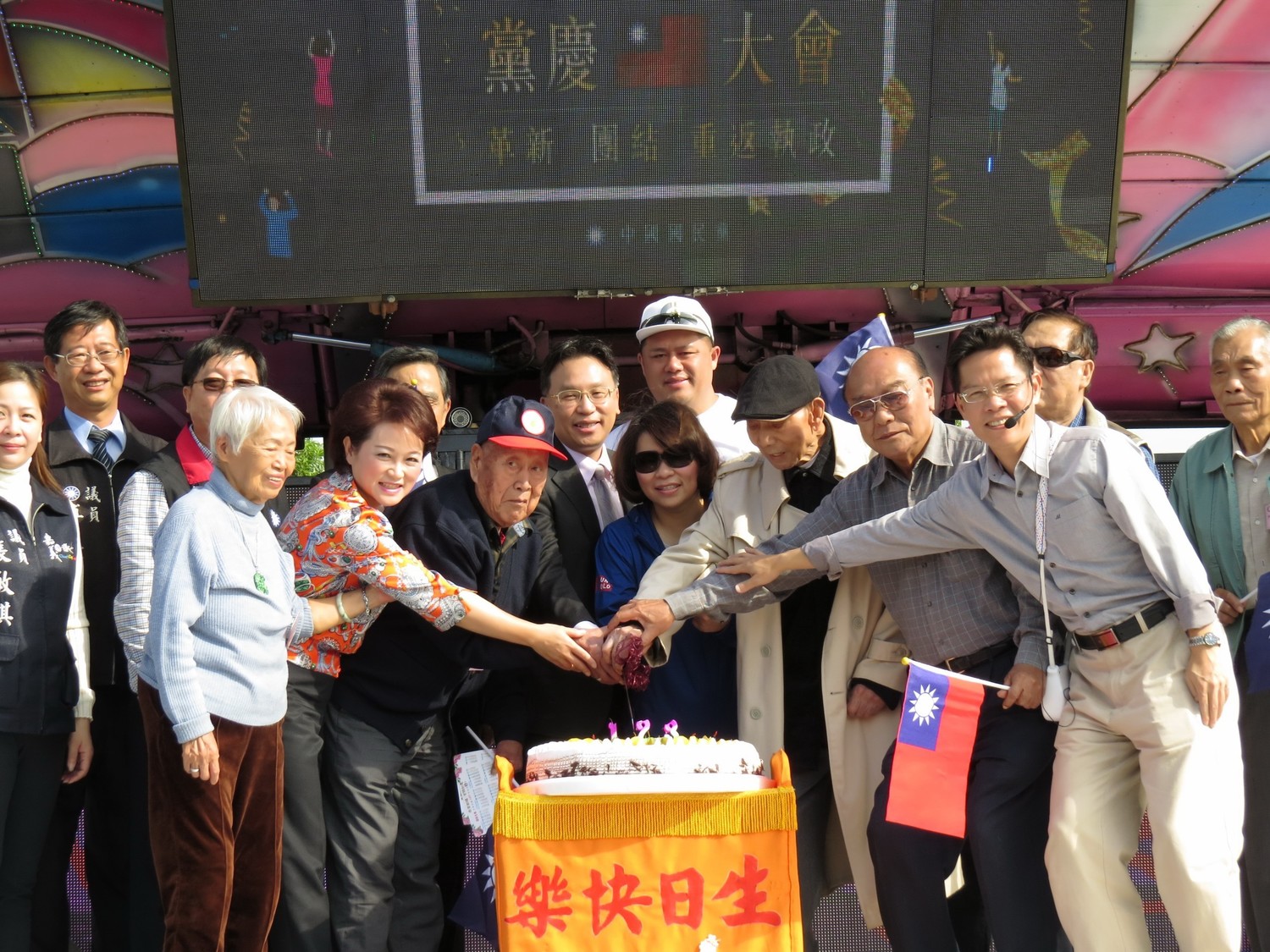 國民黨黨慶活動中,蕭淑麗、黃敏惠、李允傑三位選將同台,到底誰會出線?尚待黨內整合。 國民黨嘉義市黨部/提供 國民黨黨慶活動中,蕭淑麗、黃敏惠、李允傑三位選將同台,到底誰會出線?尚待黨內整合。 國民黨嘉義市黨部/提供
