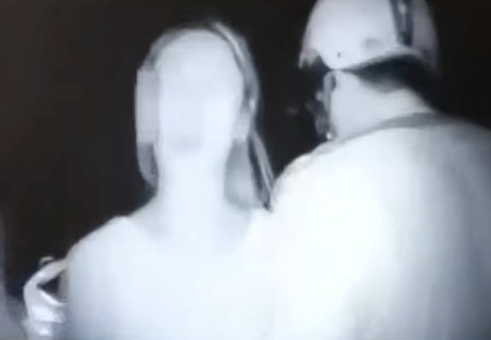 李婉鈺試圖搶奪警方密錄器前一刻。 李婉鈺試圖搶奪警方密錄器前一刻。