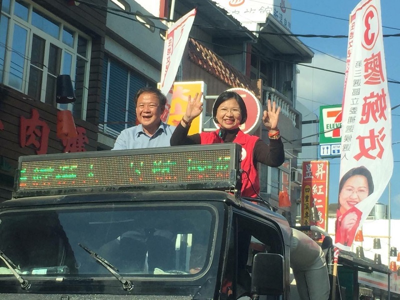 國民黨縣黨部主委廖婉汝(右),近年選舉得票數不如預期,加上給選民的新鮮感不足,一般認為她出馬對決同鄉的機率不高。 圖:溫希業/提供 國民黨縣黨部主委廖婉汝(右),近年選舉得票數不如預期,加上給選民的新鮮感不足,一般認為她出馬對決同鄉的機率不高。 圖:溫希業/提供