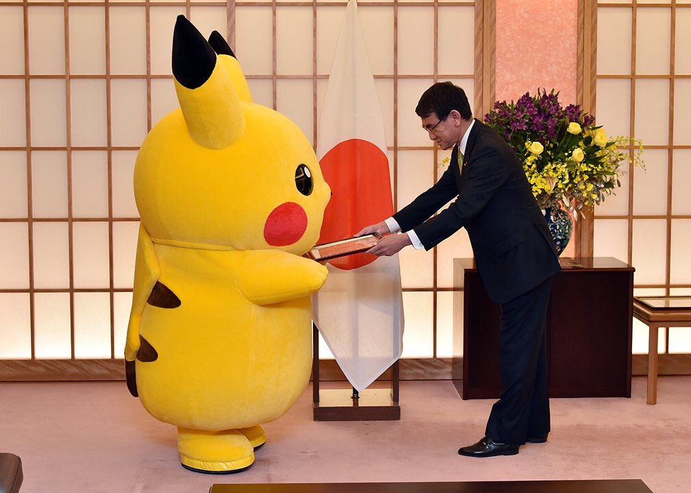日本大阪市將爭取2025年世界博覽會主辦權,外務大臣河野太郎(右)28日委任動漫主角皮卡丘擔任大使。 圖:翻攝河野太郎推特 日本大阪市將爭取2025年世界博覽會主辦權,外務大臣河野太郎(右)28日委任動漫主角皮卡丘擔任大使。 圖:翻攝河野太郎推特