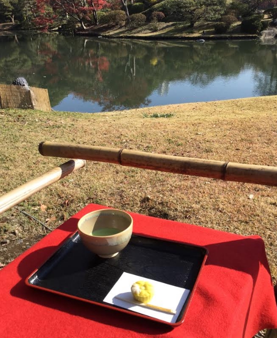 六義園的吹上茶屋的抹茶與和果子是休憩最佳選擇。 圖:劉黎兒/攝 六義園的吹上茶屋的抹茶與和果子是休憩最佳選擇。 圖:劉黎兒/攝