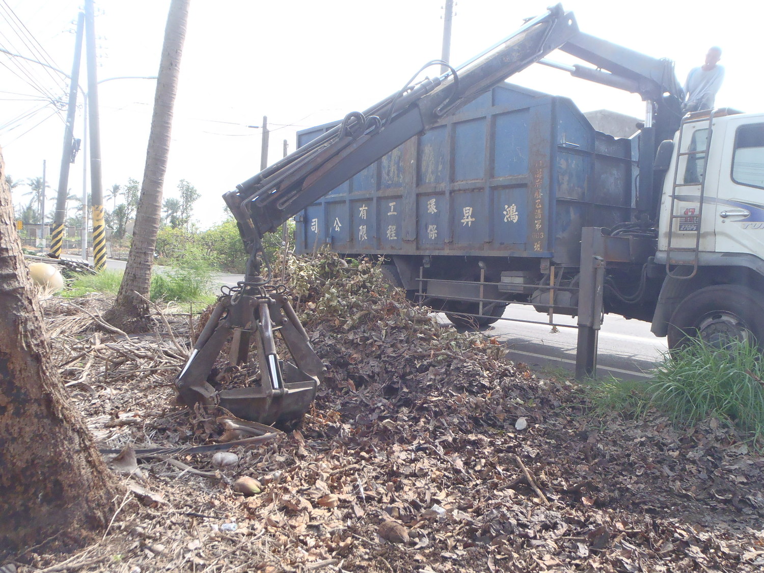 農業處加強補助經費協助農民以現地代工破碎、集中破碎等方式妥善處理農業廢棄物,並推動補助農業廢棄棄物代清運作業。 圖:屏東縣政府/提供 農業處加強補助經費協助農民以現地代工破碎、集中破碎等方式妥善處理農業廢棄物,並推動補助農業廢棄棄物代清運作業。 圖:屏東縣政府/提供