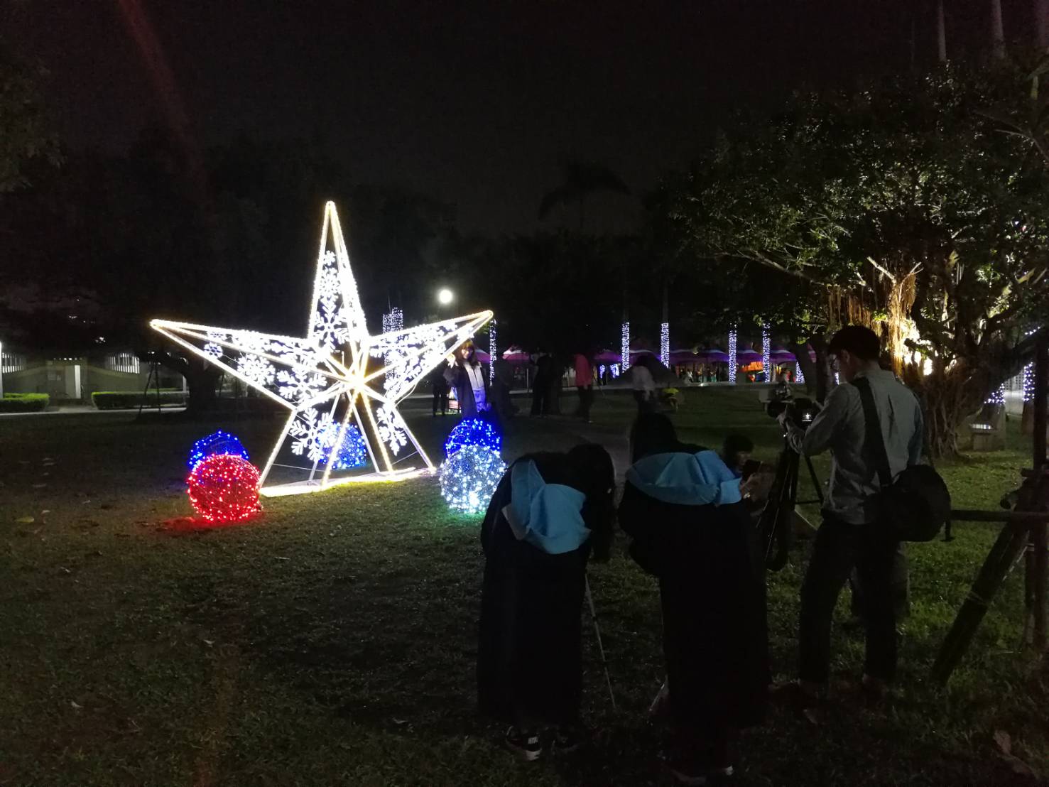 屏東縣政府今(30)日晚間縣府在屏東公園試燈,即令許多民眾驚艷 圖:屏東縣政府/提供 屏東縣政府今(30)日晚間縣府在屏東公園試燈,即令許多民眾驚艷 圖:屏東縣政府/提供