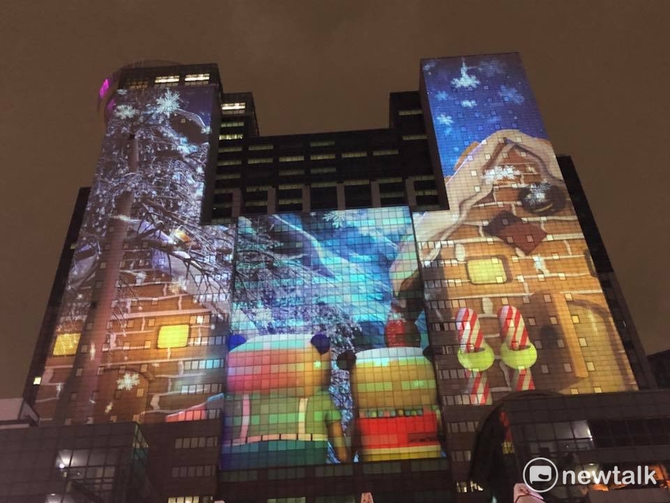 新北歡樂耶誕城,光雕投影,結合3D立體動畫,整座33樓高的新北市政府大樓,在夜幕投影下,變身變形金剛、移動城堡 圖:陳奕/攝 新北歡樂耶誕城,光雕投影,結合3D立體動畫,整座33樓高的新北市政府大樓,在夜幕投影下,變身變形金剛、移動城堡 圖:陳奕/攝