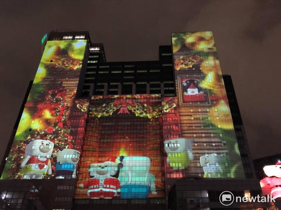 新北歡樂耶誕城,光雕投影,結合3D立體動畫,整座33樓高的新北市政府大樓,在夜幕投影下,變身變形金剛、移動城堡。 圖:陳奕/攝 新北歡樂耶誕城,光雕投影,結合3D立體動畫,整座33樓高的新北市政府大樓,在夜幕投影下,變身變形金剛、移動城堡。 圖:陳奕/攝
