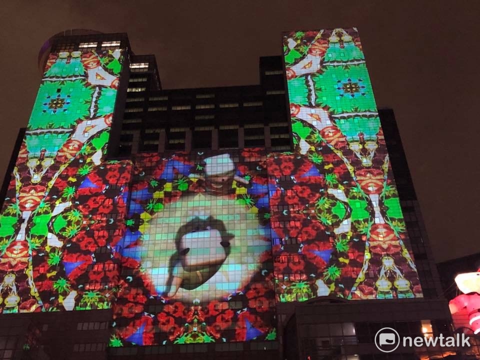 新北歡樂耶誕城,3D光雕投影。 圖:陳奕/攝 新北歡樂耶誕城,3D光雕投影。 圖:陳奕/攝