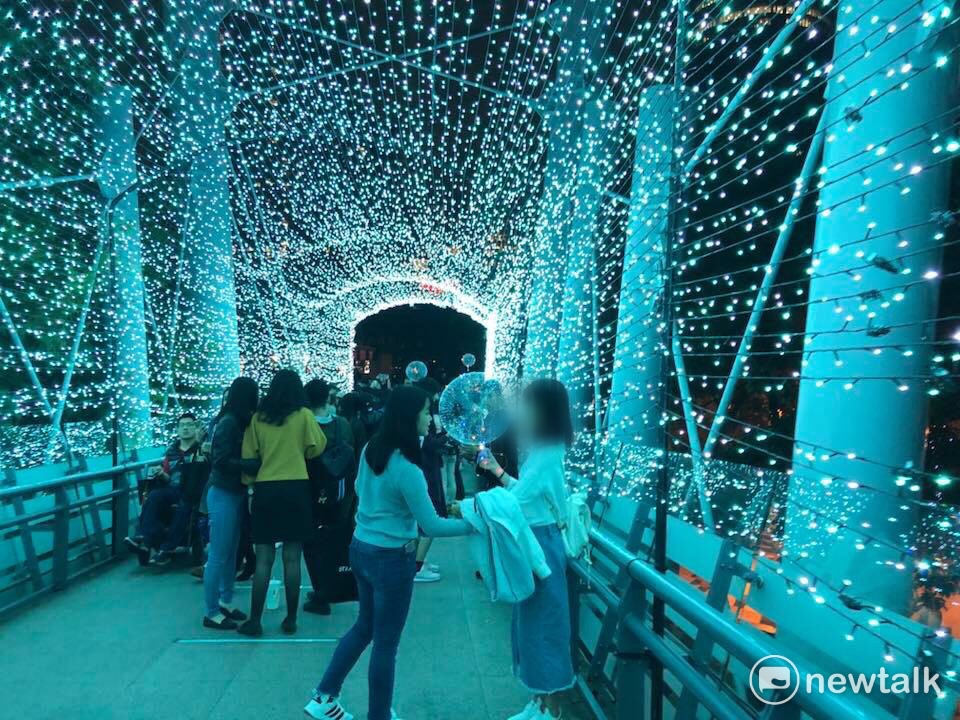 這不是假日,只是周三,新北市的歡樂耶誕城卻是充滿過節氣氛,樂翻天。網美、coser、情侶,佔滿星光藍洞。 圖:陳奕/攝 這不是假日,只是周三,新北市的歡樂耶誕城卻是充滿過節氣氛,樂翻天。網美、coser、情侶,佔滿星光藍洞。 圖:陳奕/攝