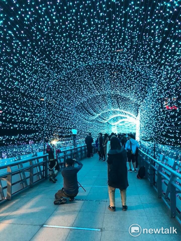 這不是假日,只是周三,新北市的歡樂耶誕城卻是充滿過節氣氛,樂翻天。網美、coser、情侶,佔滿星光藍洞。 圖:陳奕/攝 這不是假日,只是周三,新北市的歡樂耶誕城卻是充滿過節氣氛,樂翻天。網美、coser、情侶,佔滿星光藍洞。 圖:陳奕/攝