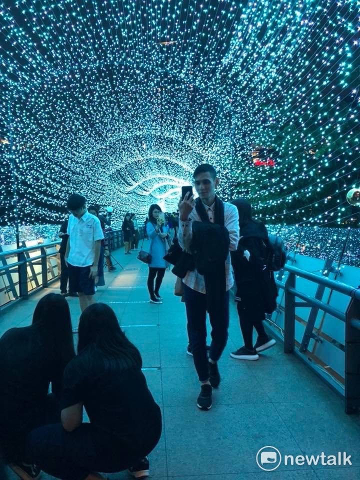 銀光熠熠的燈廊從11/24一路閃耀到跨年,每日晚上照亮新板特區夜空到12:00點。 圖:陳奕/攝 銀光熠熠的燈廊從11/24一路閃耀到跨年,每日晚上照亮新板特區夜空到12:00點。 圖:陳奕/攝