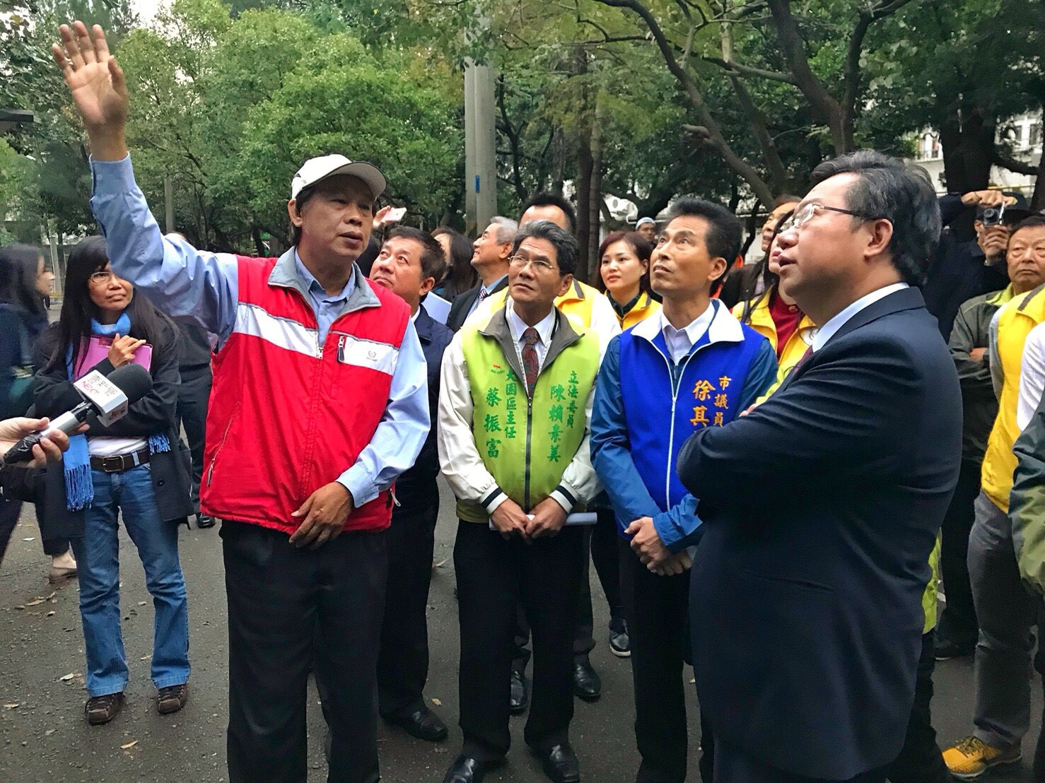 大園國小水塔處理方案履勘 鄭市長:兼顧結構安全、景觀生態及文化保存,提出大水塔保存、修復、活化再利用計畫 圖:桃園市政府/提供 大園國小水塔處理方案履勘 鄭市長:兼顧結構安全、景觀生態及文化保存,提出大水塔保存、修復、活化再利用計畫 圖:桃園市政府/提供