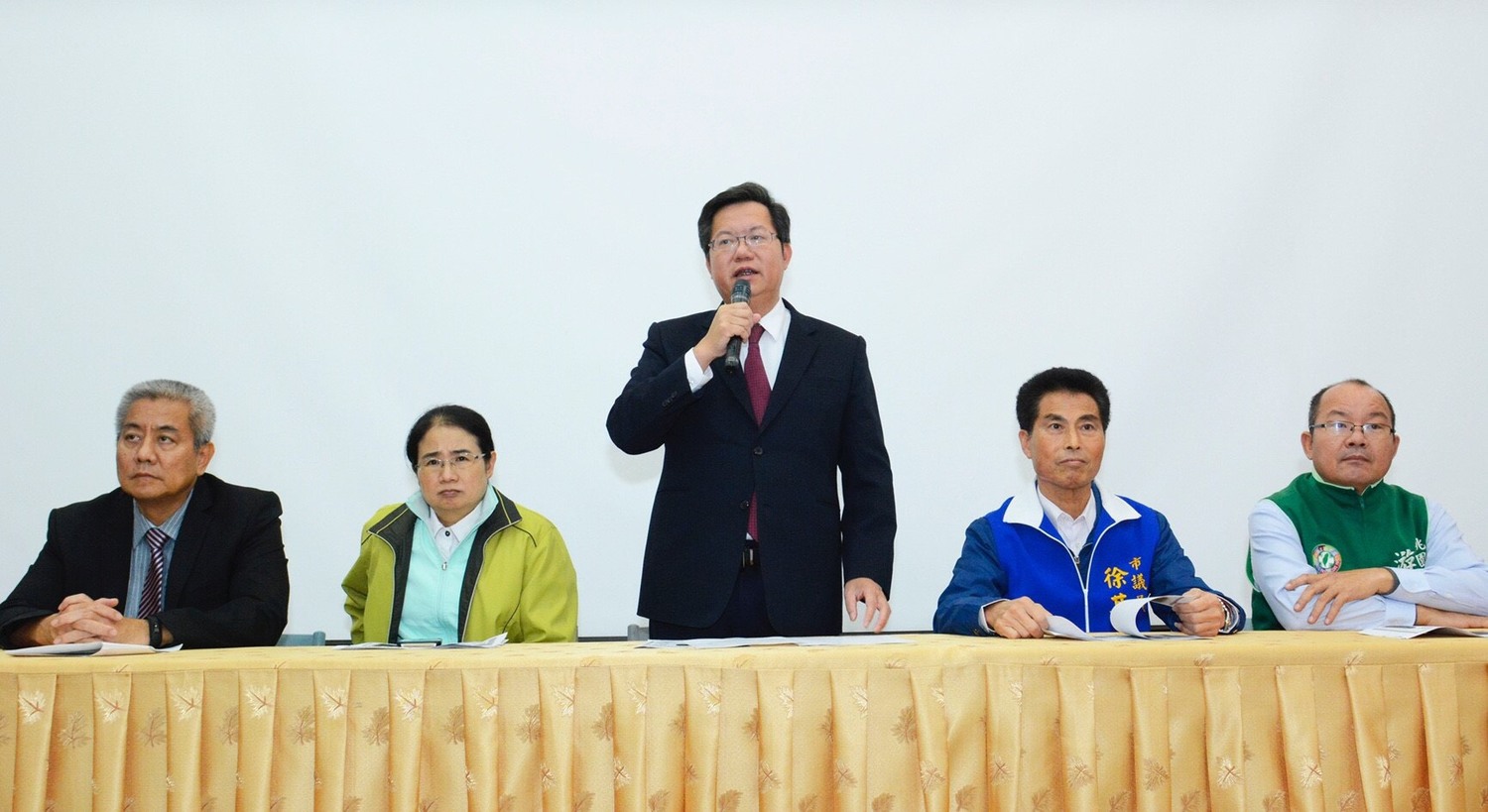 大園國小水塔處理方案履勘 鄭市長:兼顧結構安全、景觀生態及文化保存,提出大水塔保存、修復、活化再利用計畫 圖:桃園市政府/提供 大園國小水塔處理方案履勘 鄭市長:兼顧結構安全、景觀生態及文化保存,提出大水塔保存、修復、活化再利用計畫 圖:桃園市政府/提供