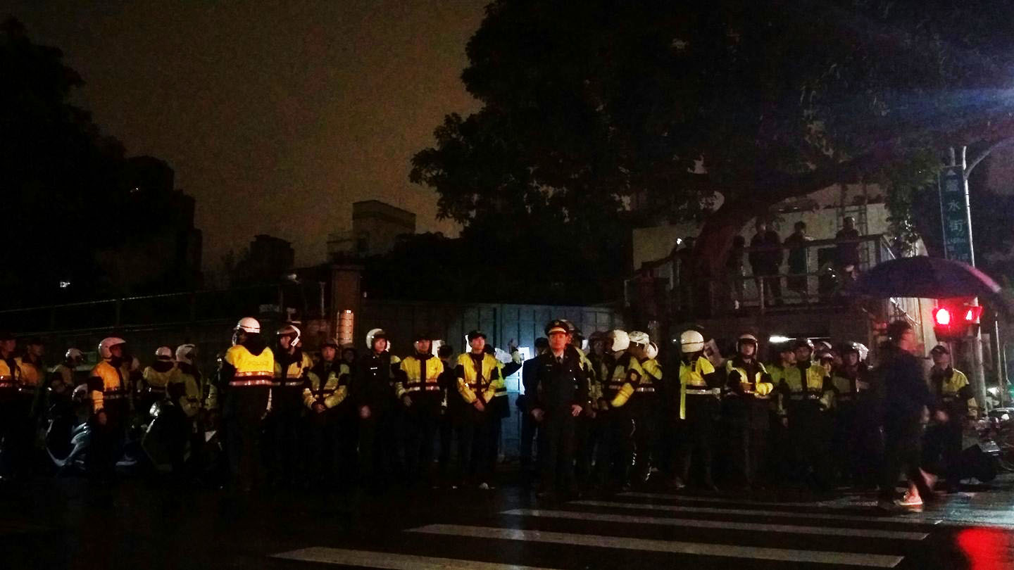 大觀居民表示,大觀社區將在12月6日面臨法院的履勘,只能透過一次次的抗爭,爭取最基本的居住權益。 圖:翻拍網路 大觀居民表示,大觀社區將在12月6日面臨法院的履勘,只能透過一次次的抗爭,爭取最基本的居住權益。 圖:翻拍網路